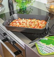 Auflaufform mit Schöpfschaufel